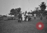 Immagine di Fascia di popolazione nativa in passerella Uganda, 1924, secondo 21 filmato di repertorio 65675052482
