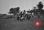 Immagine di Fascia di popolazione nativa in passerella Uganda, 1924, secondo 22 filmato di repertorio 65675052482