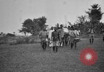 Immagine di Fascia di popolazione nativa in passerella Uganda, 1924, secondo 23 filmato di repertorio 65675052482