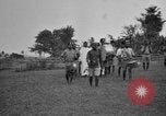 Immagine di Fascia di popolazione nativa in passerella Uganda, 1924, secondo 24 filmato di repertorio 65675052482