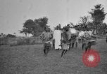 Immagine di Fascia di popolazione nativa in passerella Uganda, 1924, secondo 25 filmato di repertorio 65675052482