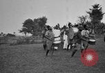 Immagine di Fascia di popolazione nativa in passerella Uganda, 1924, secondo 26 filmato di repertorio 65675052482