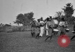 Immagine di Fascia di popolazione nativa in passerella Uganda, 1924, secondo 27 filmato di repertorio 65675052482
