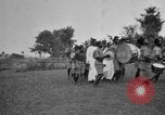 Immagine di Fascia di popolazione nativa in passerella Uganda, 1924, secondo 28 filmato di repertorio 65675052482