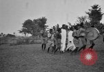 Immagine di Fascia di popolazione nativa in passerella Uganda, 1924, secondo 29 filmato di repertorio 65675052482