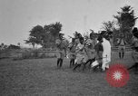 Immagine di Fascia di popolazione nativa in passerella Uganda, 1924, secondo 30 filmato di repertorio 65675052482