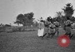 Immagine di Fascia di popolazione nativa in passerella Uganda, 1924, secondo 32 filmato di repertorio 65675052482