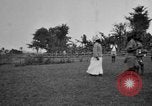 Immagine di Fascia di popolazione nativa in passerella Uganda, 1924, secondo 33 filmato di repertorio 65675052482