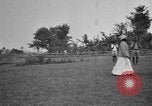 Immagine di Fascia di popolazione nativa in passerella Uganda, 1924, secondo 34 filmato di repertorio 65675052482