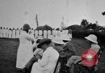 Immagine di Fascia di popolazione nativa in passerella Uganda, 1924, secondo 35 filmato di repertorio 65675052482