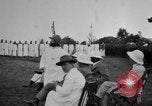 Immagine di Fascia di popolazione nativa in passerella Uganda, 1924, secondo 37 filmato di repertorio 65675052482