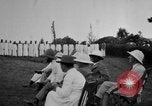 Immagine di Fascia di popolazione nativa in passerella Uganda, 1924, secondo 38 filmato di repertorio 65675052482