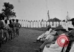 Immagine di Fascia di popolazione nativa in passerella Uganda, 1924, secondo 43 filmato di repertorio 65675052482