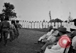 Immagine di Fascia di popolazione nativa in passerella Uganda, 1924, secondo 44 filmato di repertorio 65675052482