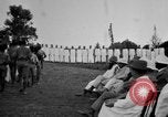 Immagine di Fascia di popolazione nativa in passerella Uganda, 1924, secondo 45 filmato di repertorio 65675052482