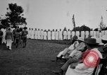 Immagine di Fascia di popolazione nativa in passerella Uganda, 1924, secondo 50 filmato di repertorio 65675052482