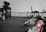 Immagine di Fascia di popolazione nativa in passerella Uganda, 1924, secondo 51 filmato di repertorio 65675052482