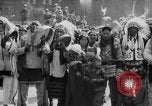 Standbild Blackfoot Indianer besuchen Sie New York City Mayor Walker New York City USA, 1927, aus Sekunde 33 historischem Filmmaterial Videoclip 65675052488
