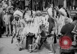 Standbild Blackfoot Indianer besuchen Sie New York City Mayor Walker New York City USA, 1927, aus Sekunde 42 historischem Filmmaterial Videoclip 65675052488