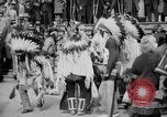 Standbild Blackfoot Indianer besuchen Sie New York City Mayor Walker New York City USA, 1927, aus Sekunde 43 historischem Filmmaterial Videoclip 65675052488