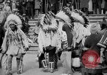 Standbild Blackfoot Indianer besuchen Sie New York City Mayor Walker New York City USA, 1927, aus Sekunde 44 historischem Filmmaterial Videoclip 65675052488