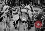 Standbild Blackfoot Indianer besuchen Sie New York City Mayor Walker New York City USA, 1927, aus Sekunde 46 historischem Filmmaterial Videoclip 65675052488