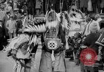 Standbild Blackfoot Indianer besuchen Sie New York City Mayor Walker New York City USA, 1927, aus Sekunde 47 historischem Filmmaterial Videoclip 65675052488
