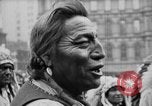 Standbild Blackfoot Indianer besuchen Sie New York City Mayor Walker New York City USA, 1927, aus Sekunde 50 historischem Filmmaterial Videoclip 65675052488