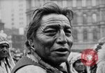 Standbild Blackfoot Indianer besuchen Sie New York City Mayor Walker New York City USA, 1927, aus Sekunde 51 historischem Filmmaterial Videoclip 65675052488