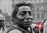 Standbild Blackfoot Indianer besuchen Sie New York City Mayor Walker New York City USA, 1927, aus Sekunde 52 historischem Filmmaterial Videoclip 65675052488