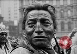 Standbild Blackfoot Indianer besuchen Sie New York City Mayor Walker New York City USA, 1927, aus Sekunde 54 historischem Filmmaterial Videoclip 65675052488
