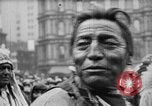 Standbild Blackfoot Indianer besuchen Sie New York City Mayor Walker New York City USA, 1927, aus Sekunde 55 historischem Filmmaterial Videoclip 65675052488