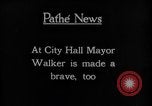Standbild Blackfoot Indianer besuchen Sie New York City Mayor Walker New York City USA, 1927, aus Sekunde 56 historischem Filmmaterial Videoclip 65675052488