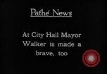 Standbild Blackfoot Indianer besuchen Sie New York City Mayor Walker New York City USA, 1927, aus Sekunde 57 historischem Filmmaterial Videoclip 65675052488