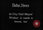 Standbild Blackfoot Indianer besuchen Sie New York City Mayor Walker New York City USA, 1927, aus Sekunde 58 historischem Filmmaterial Videoclip 65675052488