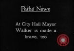 Standbild Blackfoot Indianer besuchen Sie New York City Mayor Walker New York City USA, 1927, aus Sekunde 59 historischem Filmmaterial Videoclip 65675052488