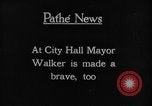 Standbild Blackfoot Indianer besuchen Sie New York City Mayor Walker New York City USA, 1927, aus Sekunde 60 historischem Filmmaterial Videoclip 65675052488