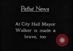 Standbild Blackfoot Indianer besuchen Sie New York City Mayor Walker New York City USA, 1927, aus Sekunde 61 historischem Filmmaterial Videoclip 65675052488