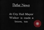 Standbild Blackfoot Indianer besuchen Sie New York City Mayor Walker New York City USA, 1927, aus Sekunde 62 historischem Filmmaterial Videoclip 65675052488