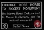 Immagine di Presidente Calvin Coolidge a Mount Rushmore Black Hills South Dakota USA, 1927, secondo 1 filmato di repertorio 65675052493