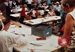 Standbild Roten Kreuzes United States USA, 1972, aus Sekunde 27 historischem Filmmaterial Videoclip 65675052497