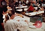 Standbild Roten Kreuzes United States USA, 1972, aus Sekunde 32 historischem Filmmaterial Videoclip 65675052497