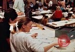 Standbild Roten Kreuzes United States USA, 1972, aus Sekunde 33 historischem Filmmaterial Videoclip 65675052497