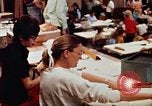 Standbild Roten Kreuzes United States USA, 1972, aus Sekunde 34 historischem Filmmaterial Videoclip 65675052497