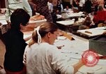 Standbild Roten Kreuzes United States USA, 1972, aus Sekunde 36 historischem Filmmaterial Videoclip 65675052497