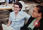 Standbild Roten Kreuzes United States USA, 1972, aus Sekunde 62 historischem Filmmaterial Videoclip 65675052497