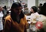 Image Les travailleurs de la Croix-Rouge United States USA, 1972, de la seconde 25 séquences d'archives historiques vidéo 65675052498