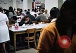 Image Les travailleurs de la Croix-Rouge United States USA, 1972, de la seconde 27 séquences d'archives historiques vidéo 65675052498
