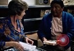 Image Les travailleurs de la Croix-Rouge United States USA, 1972, de la seconde 35 séquences d'archives historiques vidéo 65675052498