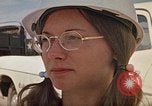 Standbild Volunteer worker Rapid City South Dakota USA, 1972, aus Sekunde 15 historischem Filmmaterial Videoclip 65675052501